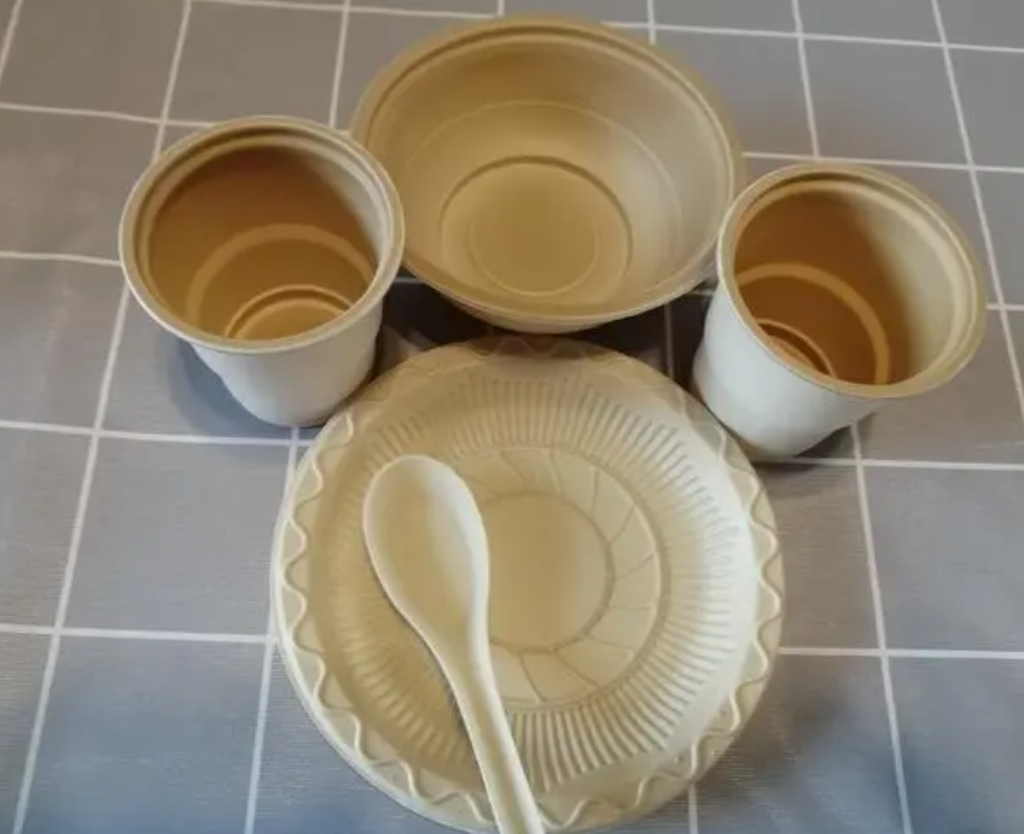 Environmentally friendly tableware is widely used